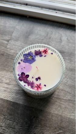 Violet petals candle
