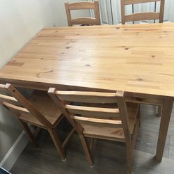 Table With 4 Matching Chairs 