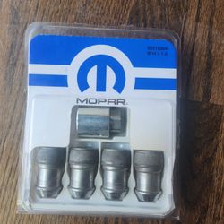 Original Anti-Theft Lug Nuts and Socket for Jeep