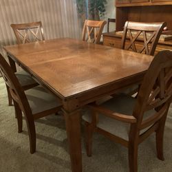 Dining Room Table & Chairs