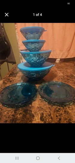 Set de tupperware y 4 platos para postre todo por $45