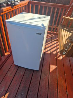 Up right 3 cubic foot freezer