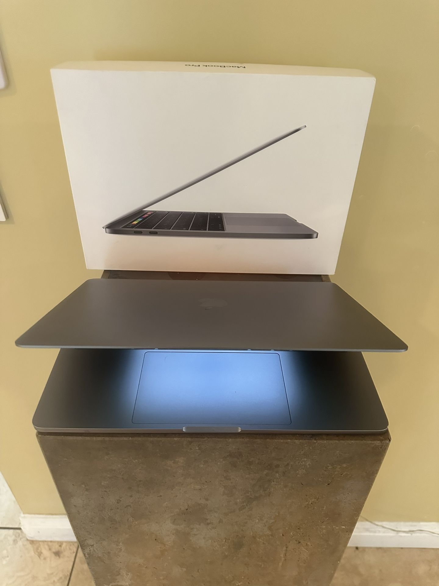 2019 Macbook Pro 13 Touchbar 1.4/8GB/256GB Storage