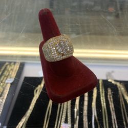 GOOD CONDITION 14K DIAMOND CLUSTER RING 