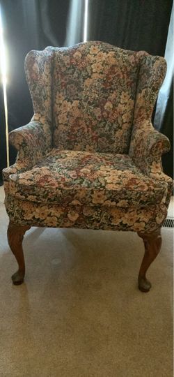 Vintage floral-print wingback armchair with carved cabriole legs and ball-and-claw feet. Ex Cond.