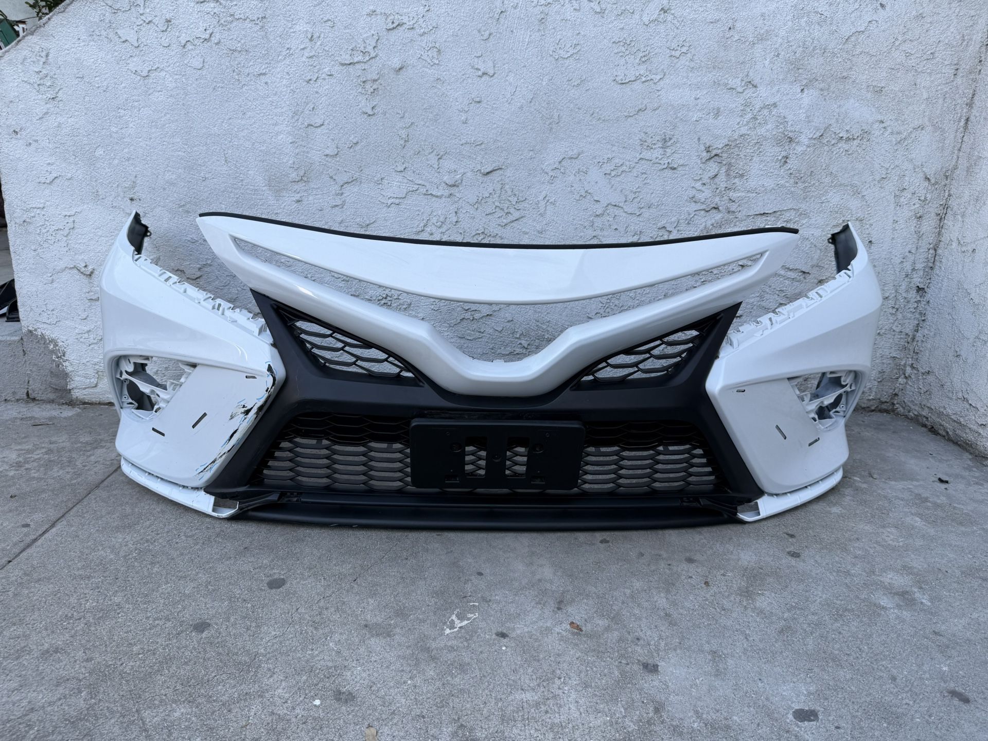 2018 2023 TOYOTA CAMRY SE XSE FRONT BUMPER COVER OEM