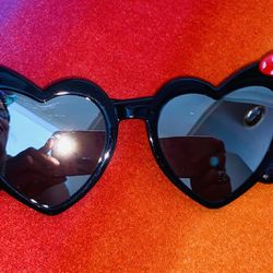 WOMENS🌼🌻DISNEY🌼🌻🖤BLACK🖤MINNIE MOUSE❤️RED BOW❤️🖤WHITE DOTS🤍DESIGN POINTY SUNGLASSES ❤️🕶️🖤