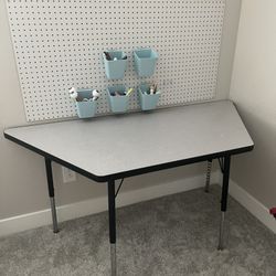 Table / Peg Board / Containers 