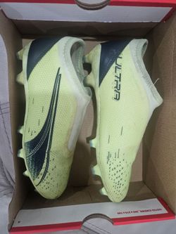 Kids soccer shoes size 4