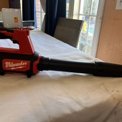 Milwaukee M12 12V Lithium-Ion Cordless Compact Spot Blower (Tool-Only)