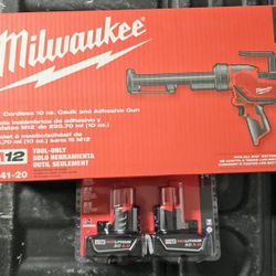Milwaukee M12 Caulk Gun Kit