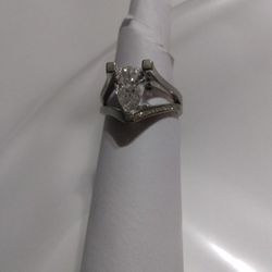 18K White Gold Diamond Ring Size 5 And 1/2 Use