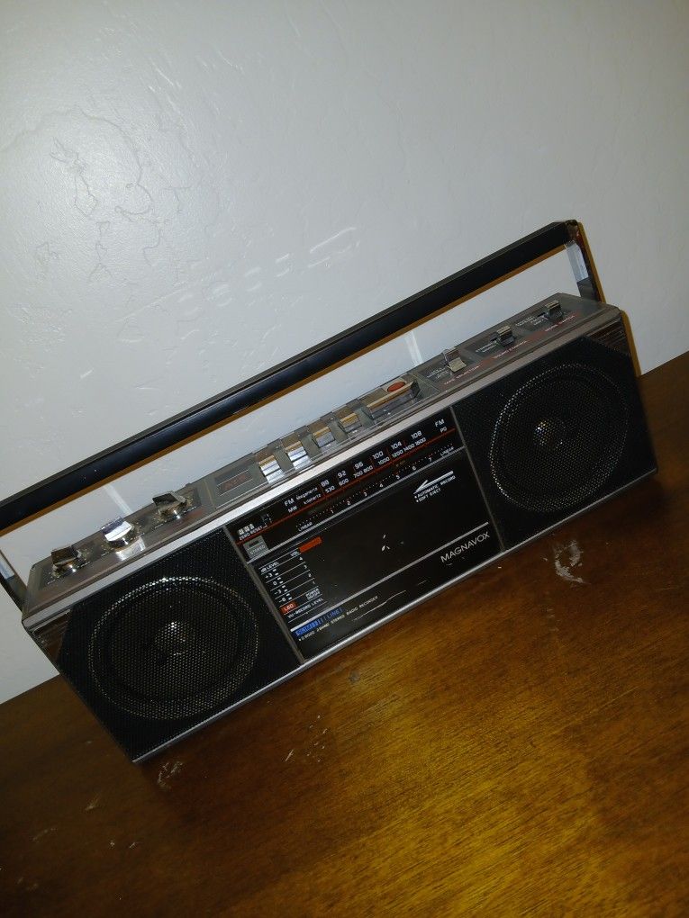 Magnavox D8020/17 VINTAGE AM/FM RADIO, CASSETTE RECORDER
