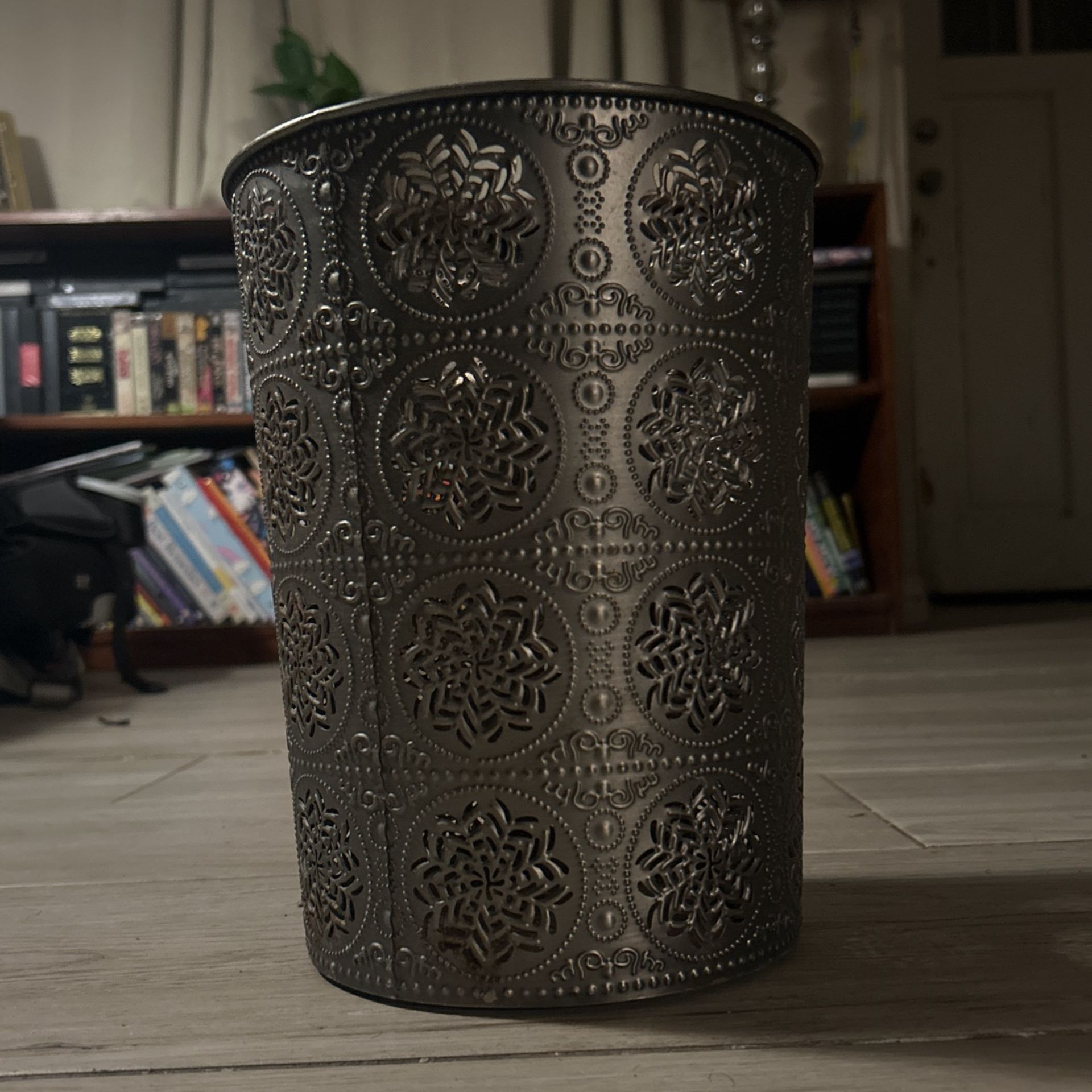 Metal Rust Trash Can (8$)