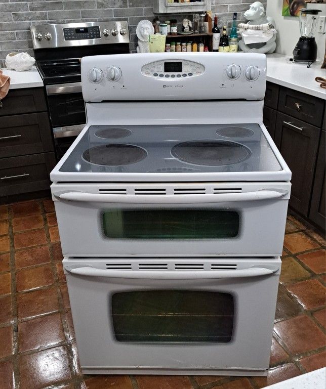 Maytag Electric Range White 30-in Smooth Surface 4-Element Double Oven