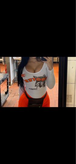 HOOTERS LONG SLEEVE V-NECK BUNDLE