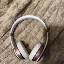 Rose Gold Wireless Beats 