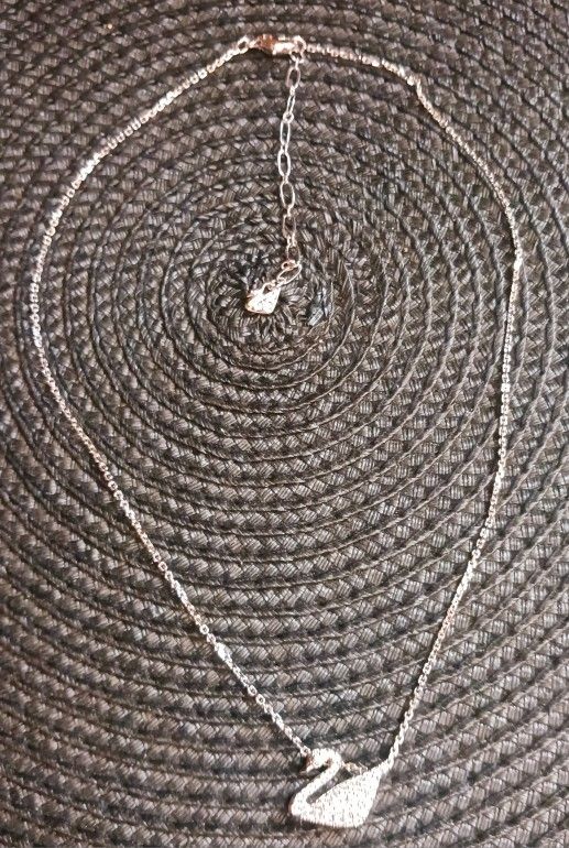 BRAND NEW SWAROVSKI CHAIN AND SWAN CHARM
