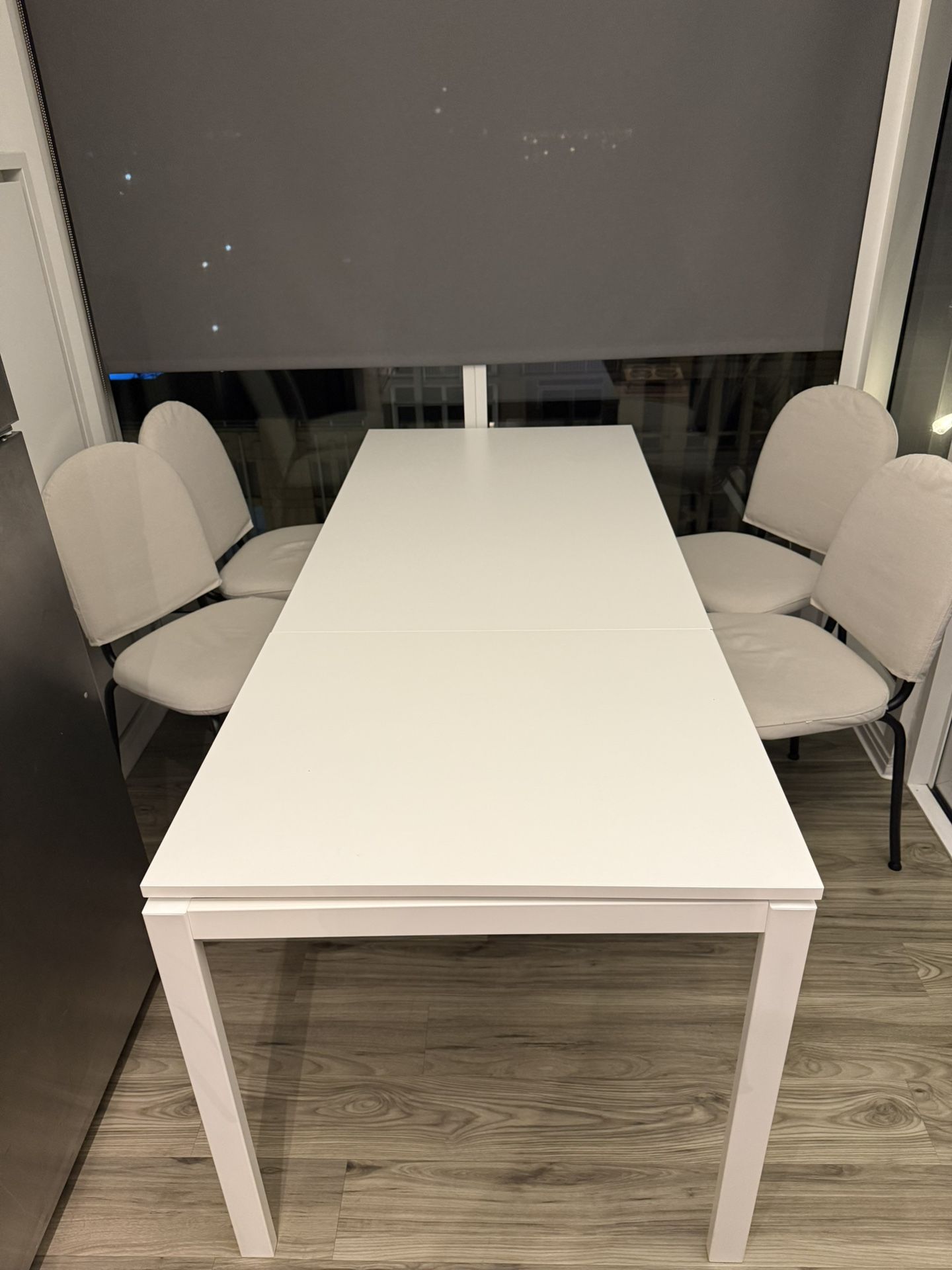 Extendable Table / Chairs