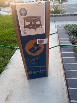 Maxi-Cosi Swift Play Yard crib