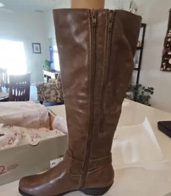New in box ! Aerosoles women Extended Calf Brown boots Size 9 New!