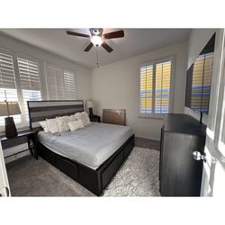 Queen Bedroom Set – Ashley Furniture – Excellent Condition – Lamps Included