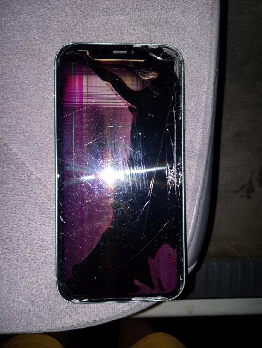iPhone 11 "carrier unlocked" (64GB) - Cracked Screen - Fully Functional