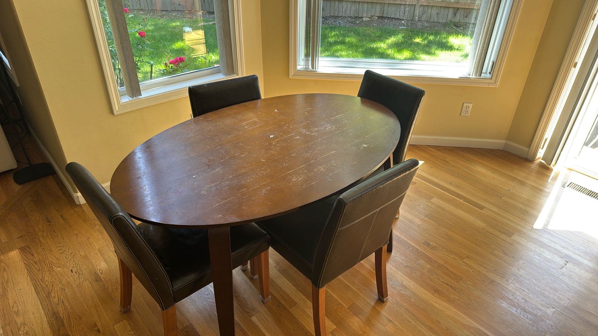 Nook Dining Table And 4 Leather Chairs