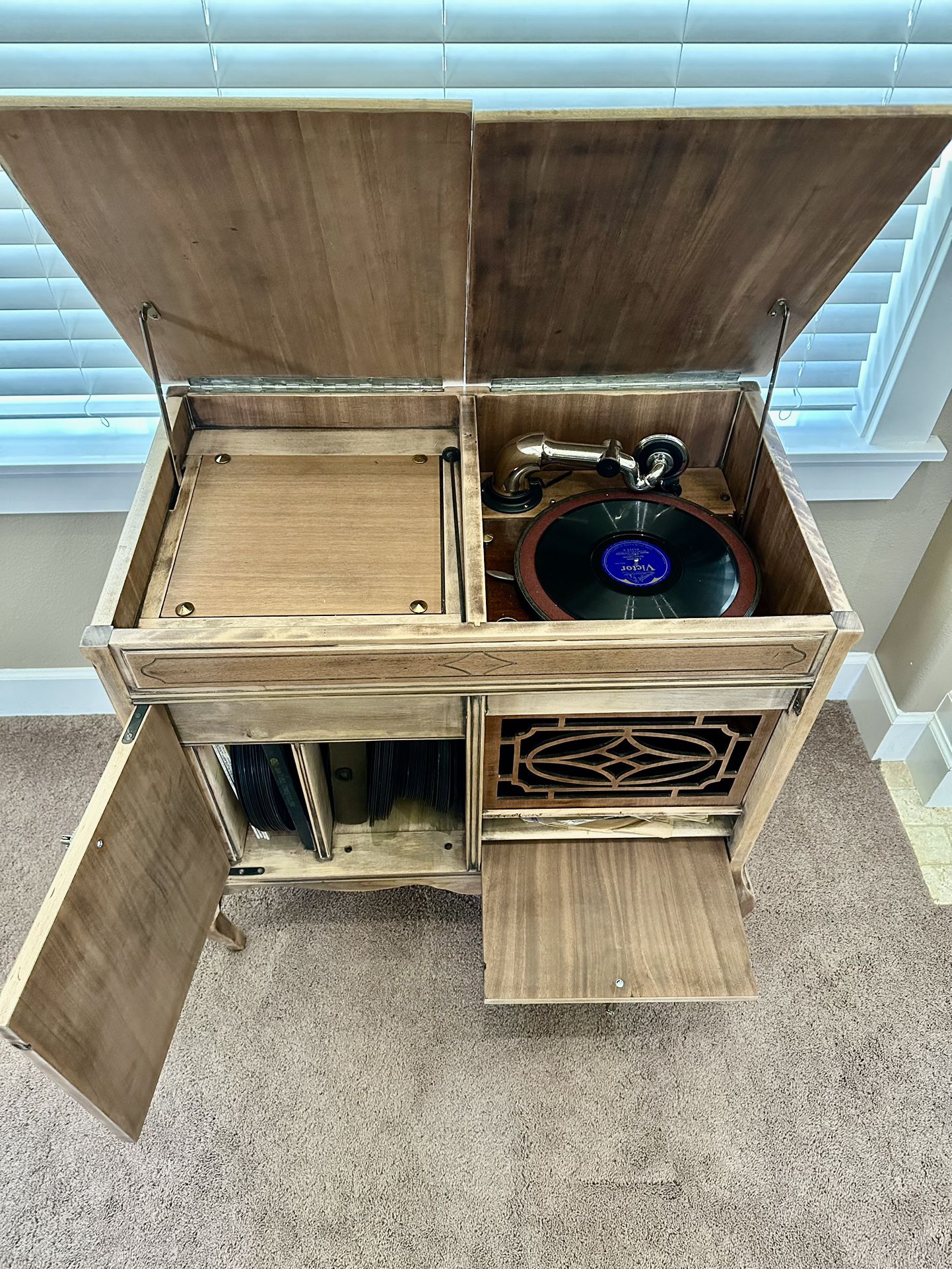 Sonoma Gramophone With Many Records 