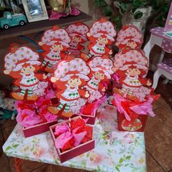 Strawberry 🍓  Short Cake Table Center  Pease