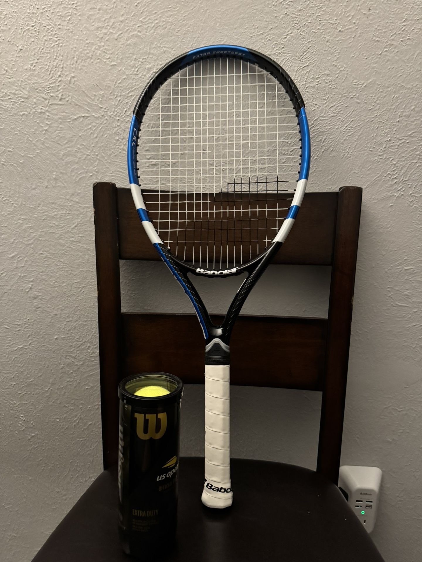 Tennis Racket With 3 Tennis Balls