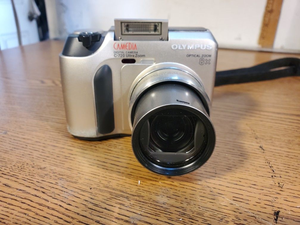 Olympus Camedia C-720 Ultra Zoom Digital 3.0MP Digital Camera Silver Tested