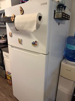 Insignia White Top-Freezer Refrigerator