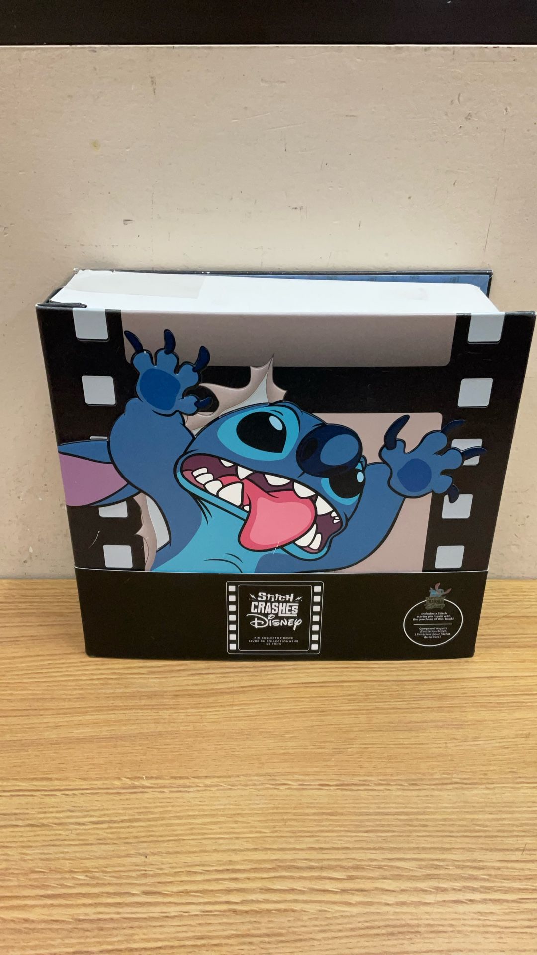 STITCH CRASHES DISNEY PIN COLLECTOR BOOK