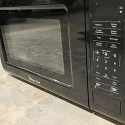 magic Chef 0.7 cu. ft. 700-Watt Countertop Microwave in Black
