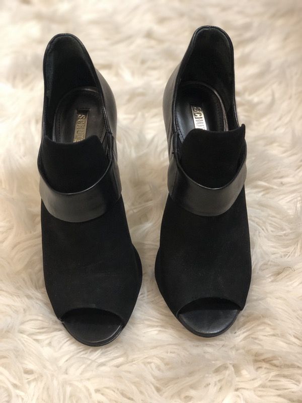 Must wanted Schutz shoes! Size 6. Those shoes are eye catcher!