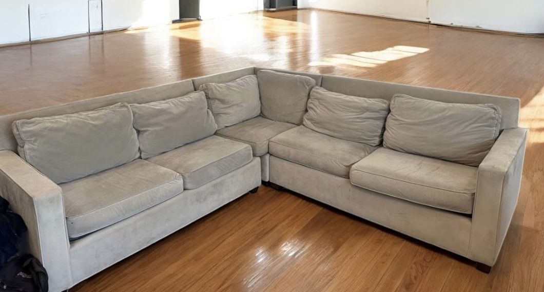 Big Sectional Couch + FREE DELIVERY INCLUDED (negotiable price)