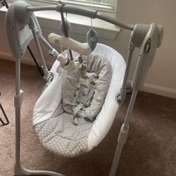 Graco Slim Spaces Compact Baby Swing