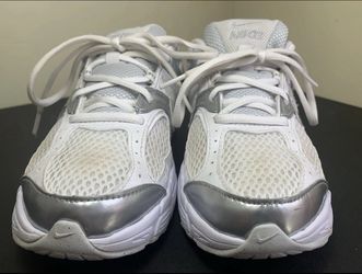 Youth Nike V5 RNR Low Running Sneakers (Size 5Y US) Good Condition
