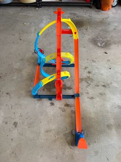 Hot-Wheels loop-de-loop set