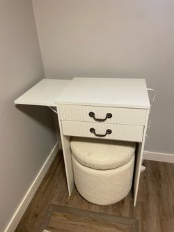 LOW PRICE MOVING- $600 RETAIL BEAUTIFUL WAYFAIR LIGHT UP VANITY