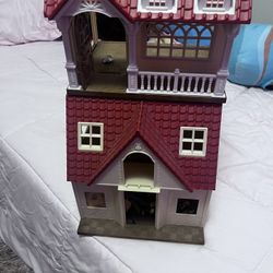 Lil Woodzeez  Animal Characters 9 Different Characters, And Two story House that comes apart.  brand new toys never played with.   The characters limb