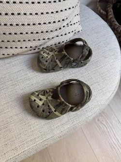 Crocs Kids Camo Clogs toddler sz 5