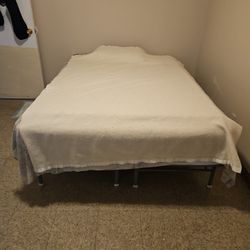 Bed And Frame Qùeen Sized 