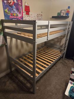 Twin bunk bed (READ)