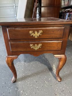 Nightstand end table (FREE)