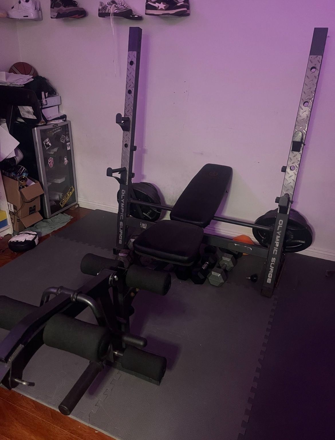 Bench press with weights and bar