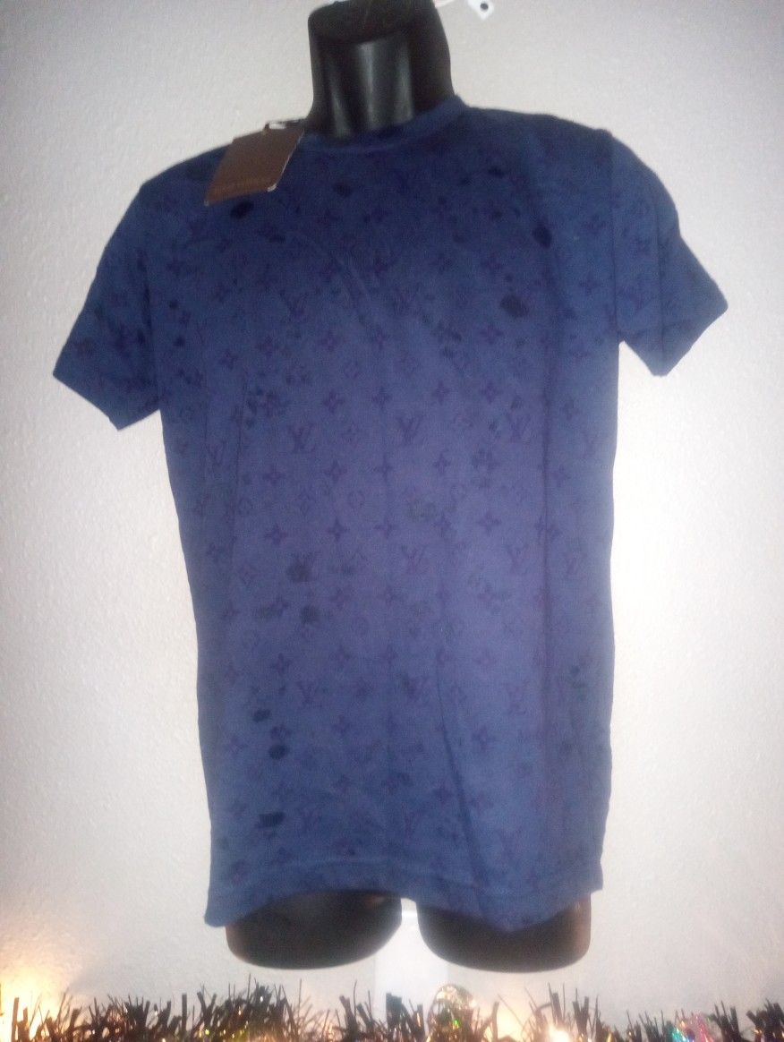 T Shirt. Louis Vuitton. Size Small.