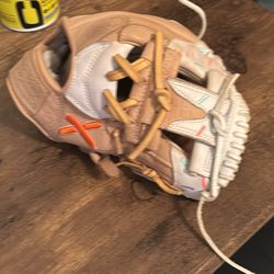Baseball mitt ad Batt