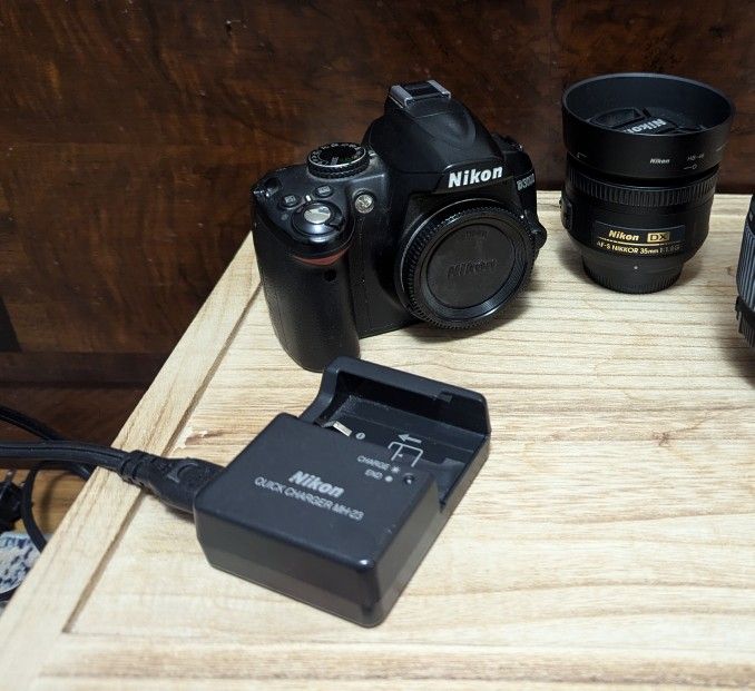 Nikon D3000: Camera and 35mm Lense
